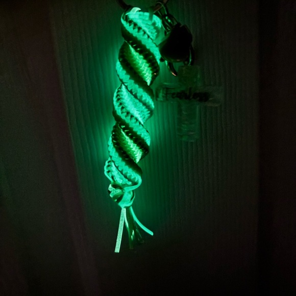 Fearless Faith Keychain - Picture 3 of 3